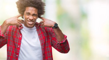 Yüksek sesle müzik gürültü rahatsız ifade parmaklarıyla kulaklarıyla kapsayan izole arka plan üzerinde Afro Amerikalı adam. Sağır kavramı.