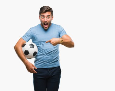 Futbol futbol topu izole arka plan üzerinde çok mutlu el ve parmak ile işaret tutan genç yakışıklı adam