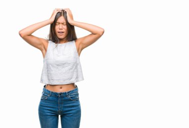 Genç Asyalı kadın çünkü umutsuz ve stresli baş ağrısı acı izole arka plan üzerinde ağrı ve migren. Ellerini kafasına.