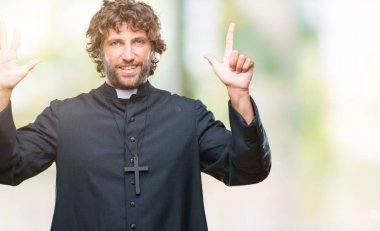 Gösterilen ve parmakları ile işaret izole arka plan yakışıklı İspanyol Katolik rahip adam kendinden emin ve mutlu gülümseyerek süre yedi numara.