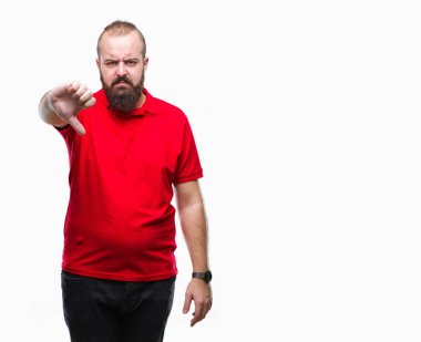 Mutsuz ve kızgın ret gösterilen ve başparmak aşağı hareketi ile negatif seyir izole arka plan üzerinde kırmızı gömlek giymiş genç beyaz hipster adam. Kötü ifade.