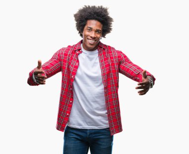 Sarılmak için kollarını açarak gülümseyerek kameraya bakarak izole arka plan üzerinde Afro Amerikalı adam. Neşeli ifade kucaklayan mutluluk.