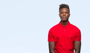 Afrikalı-Amerikalı genç yüzünde ciddi bir ifade ile izole arka plan üzerinde. Basit ve doğal kameraya bakıyor.