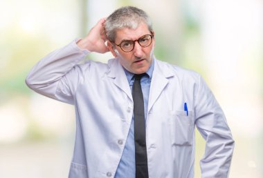 Yakışıklı kıdemli Doktor, bilim adamı profesyonel adam izole arka plan üzerinde beyaz önlük giyen yanıltır ve soru hakkında merak ediyorum. Şüphe, kafasına el ile düşünme ile belirsiz. Dalgın kavramı.