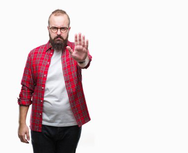 Elin avuç durağı şarkı yapıyor izole arka plan üzerinde gözlük takan Genç beyaz hipster adam. Negatif ve ciddi bir jest yüz ifadesiyle uyarı.