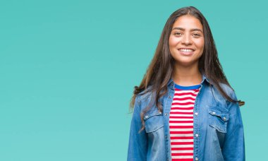 İzole arka plan ile bir mutlu ve güzel genç güzel Arap kadın yüzündeki gülümseme. Şanslı kişi.