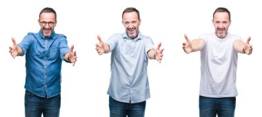 Yakışıklı üst düzey ağarmış adam sarılmak için kollarını açarak gülümseyerek kameraya bakarak izole arka plan üzerinde ayakta kolaj. Neşeli ifade kucaklayan mutluluk.