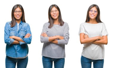 Kolaj Asyalı Genç kadın ayakta gözlük üzerinde beyaz bir arka plan ile mutlu yüz gülümseyerek kameraya seyir silah geçti izole. Olumlu bir kişi.