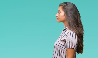 İzole arka tarafına, arayan genç güzel Arap kadın dinlenmek doğal yüz emin gülümseme ile pozuyla profili.