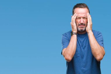 Çünkü orta yaş ağarmış üst düzey adam arka plan baş baş ağrısı için el ile izole stres. Migren muzdarip.