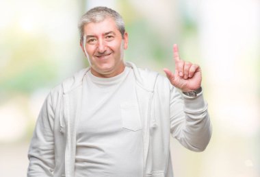 Üst düzey yakışıklı üzerinde spor giyim eşyası ile başarılı fikir parmak işaret eden oktan yukarı arka plan izole. Çıktıktan ve mutlu. Bir numara.