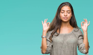 Genç güzel Arap kadın izole arka plan üzerinde dinlenmek ve gülümseyen gözlerle parmak ile meditasyon jest yapıyor kapalı. Yoga kavramı.