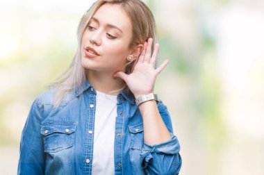 Sarışın genç kadın bir işitme söylenti ya da dedikodu için dinleme kulak üzerinde el ile gülümseyen izole arka plan üzerinde. Sağırlık kavramı.