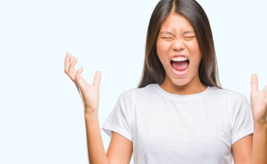 Genç Asyalı kadın deli ve silah ile başarı için deli kutluyor izole arka plan üzerinde kaldırdı ve heyecanlı çığlık gözler kapalı. Kazanan kavramı