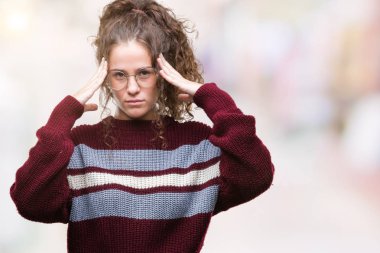 Güzel esmer kıvırcık saçlı Genç kız üzerinde gözlük takan izole arka plan baş baş ağrısı için el ile çünkü stres. Migren muzdarip.