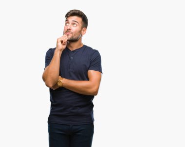 Yakışıklı delikanlı çene düşünme hakkında soru, dalgın ifade üzerine el ile izole arka plan üzerinde. Düşünceli yüzüyle gülümsüyor. Şüphe kavramı.