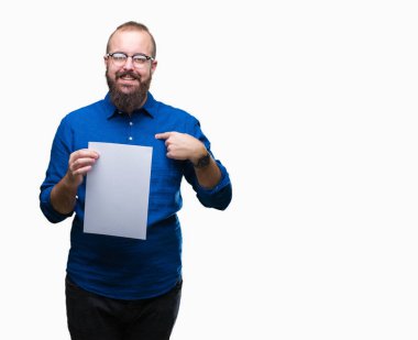 Gözlük takan ve sürpriz yüz işaret parmağı kendini izole arka plan üzerinde boş kağıt tutan genç hipster adam