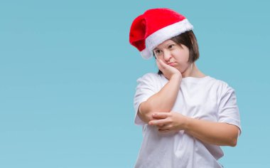 Genç Yetişkin kadın down sendromlu Noel şapka düşünme izole arka plan bakmaktan yorgun ve sıkılmış çapraz silah depresyon sorunları ile.