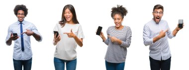 Kolaj insanlar manifatura gönderen iletinin smartphone izole arka el ve parmak ile işaret çok mutlu üzerinde kullanma