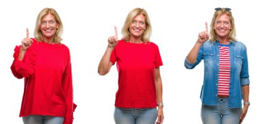 Kolaj ve parmak gülümseyen süre bir numara ile kendinden emin ve mutlu yukarıyı gösteren beyaz izole backgroud güzel orta yaş sarışın kadın.