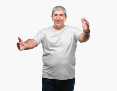 Sarılmak için kollarını açarak gülümseyerek kameraya bakarak izole arka plan üzerinde yakışıklı komuta sizde. Neşeli ifade kucaklayan mutluluk.