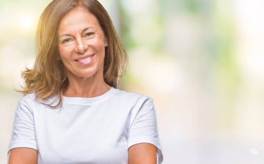 Orta yaş izole arka plan mutlu yüz çapraz silah kameraya bakarak ile gülümseyen kıdemli İspanyol kadın. Olumlu bir kişi.