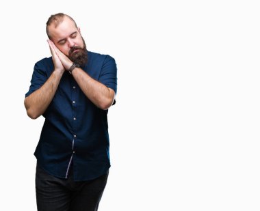 Genç beyaz hipster adam yorgun hayal ve ile gülümseyen gözleri kapalı iken ellerle birlikte poz uyku izole arka plan.