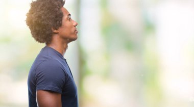 İzole arka tarafına, seyir üzerinde Afro Amerikalı adam sakin ol kendine güvenen gülümseme ile doğal yüz pozuyla profili.