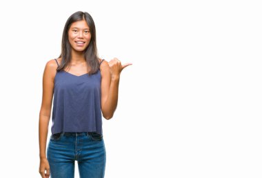Genç Asyalı kadın arıyorum ve başparmak yanında yukarıyı mutlu yüz ile gülümseyen izole arka plan üzerinde.