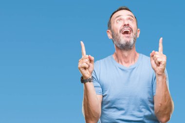 Orta yaş ağarmış komuta sizde izole arka plan üzerinden hayran ve yukarıya bakıp parmakları ile işaret şaşırttı ve silah kaldırdı.