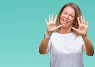Orta yaş gösterilen ve parmakları ile işaret izole arka plan üzerine İspanyol kadın kıdemli kendinden emin ve mutlu gülümseyerek süre on numara.