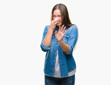 Bir şey pis ve iğrenç kokulu izole arka plan, dayanılmaz koku, holding nefes burun parmaklar ile genç Kafkas güzel kadın. Kötü kokuyor kavramı.