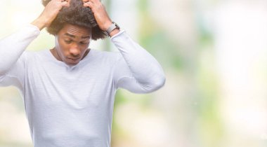 Afro Amerikalı adam çünkü umutsuz ve stresli baş ağrısı acı izole arka plan üzerinde ağrı ve migren. Ellerini kafasına.