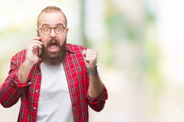 Smartphone'da gurur çığlık ve zafer ve başarı çok heyecanlı, kutluyor izole arka plan üzerinde konuşan genç beyaz hipster adam duygu tezahürat