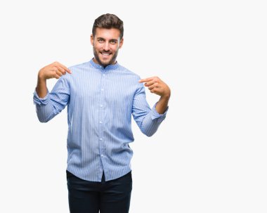 Yüzünde gülümseme ile kendinden emin görünüyorsun, kendini gururlu ve mutlu parmakları ile işaret izole arka plan üzerinde genç yakışıklı adam.