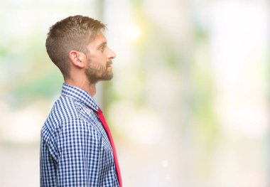 Genç yakışıklı iş adamı izole arka tarafına, seyir üzerinde dinlenmek doğal yüz emin gülümseme ile pozuyla profili.