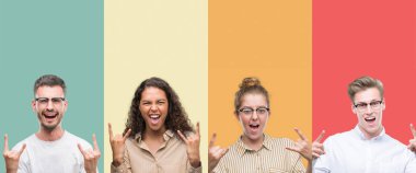 Kolaj bir grup insan deli ifade rock simge elle yapıyor ile bağırarak renkli arka plan üzerinde izole. Müzik yıldızı. Ağır kavramı.