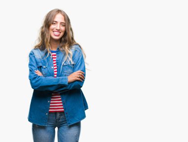 İzole arka plan mutlu yüz çapraz silah kameraya bakarak ile gülümseyen güzel genç sarışın kadın. Olumlu bir kişi.