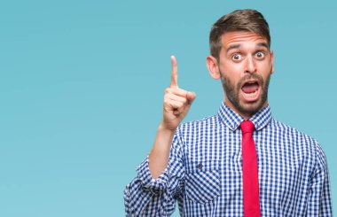 Genç yakışıklı iş adamı ile başarılı fikir parmağı yukarıyı izole arka plan üzerinde. Çıktıktan ve mutlu. Bir numara.