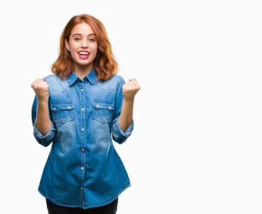 İzole arka plan kutlama üzerinde genç güzel kadın şaşırttı ve başarı için kaldırdı kollarını açarak hayret ve gözleri açık. Kazanan kavramı.