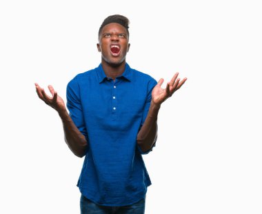 Genç Afro-Amerikan adam izole arka plan çılgın ve kızgın bağırarak ve agresif ifade ve silah kaldırdı bağırıyor. Hayal kırıklığı kavramı.