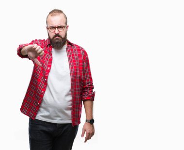 Mutsuz ve kızgın ret gösterilen ve başparmak aşağı hareketi ile negatif seyir izole arka plan üzerinde gözlük takan Genç beyaz hipster adam. Kötü ifade.