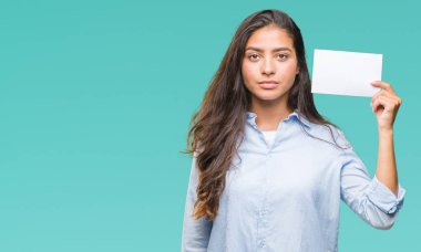 Acımak yüz ciddi düşünüyorum üstünde kendine güvenen bir ifade ile izole arka plan üzerinde boş kartı tutan genç Arap kadın