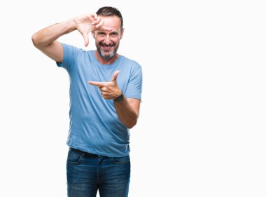 Orta yaş elle yapma çerçeve ve parmakları ile mutlu yüz gülümseyen izole arka plan üzerinde ağarmış komuta sizde. Yaratıcılık ve Fotoğrafçılık kavramı.