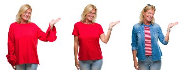 Beyaz izole backgroud neşeli sunulması ve kameraya bakarak avucunun ile işaret gülümseyen güzel orta yaş sarışın kadın kolaj.