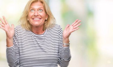 Orta yaş sarışın kadın deli ve silah ile başarı için deli kutluyor izole arka plan üzerinde kaldırdı ve heyecanlı çığlık gözler kapalı. Kazanan kavramı