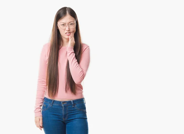 Mulher Chinesa Jovem Sobre Fundo Isolado Usando Óculos Tocando Boca — Fotografia de Stock