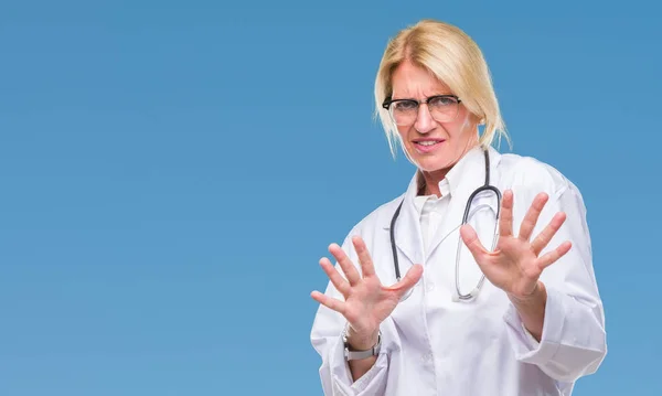 Mulher Médica Loira Meia Idade Sobre Fundo Isolado Expressão Enojada — Fotografia de Stock