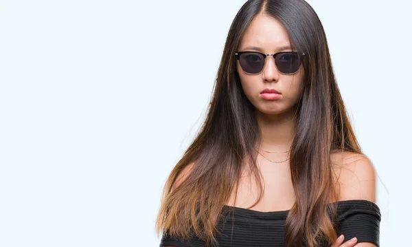 Junge Asiatische Frau Mit Sonnenbrille Über Isoliertem Hintergrund Skeptisch Und — Stockfoto