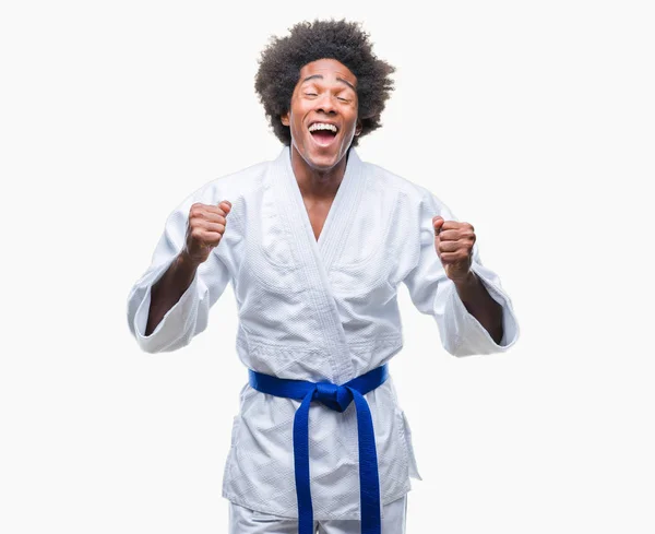 Afro Amerikansk Man Bär Karate Kimono Över Isolerade Bakgrund Glada — Stockfoto